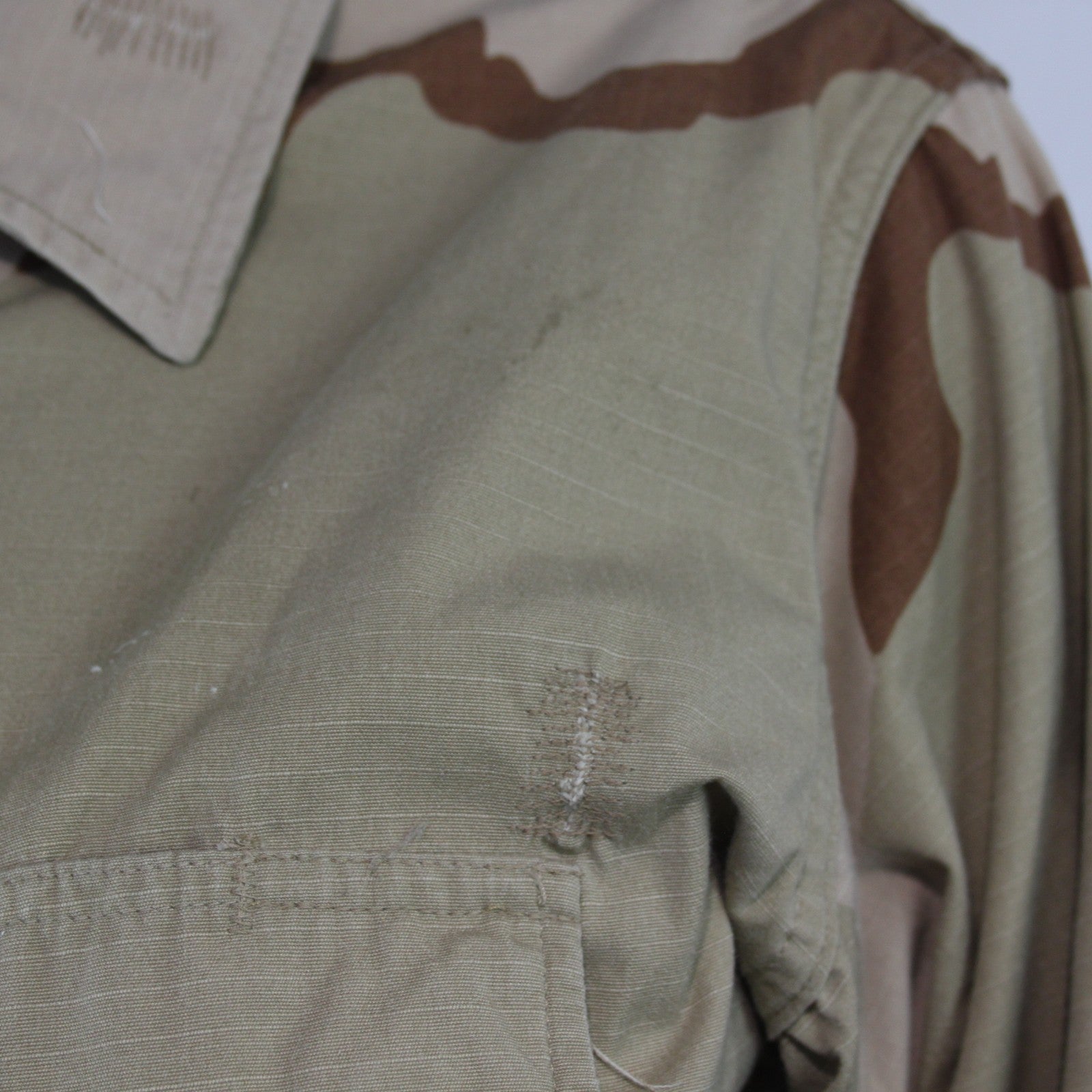 Genuine Surplus US Army TriColor Desert Camo Shirt Repaired 37-41" (3617)